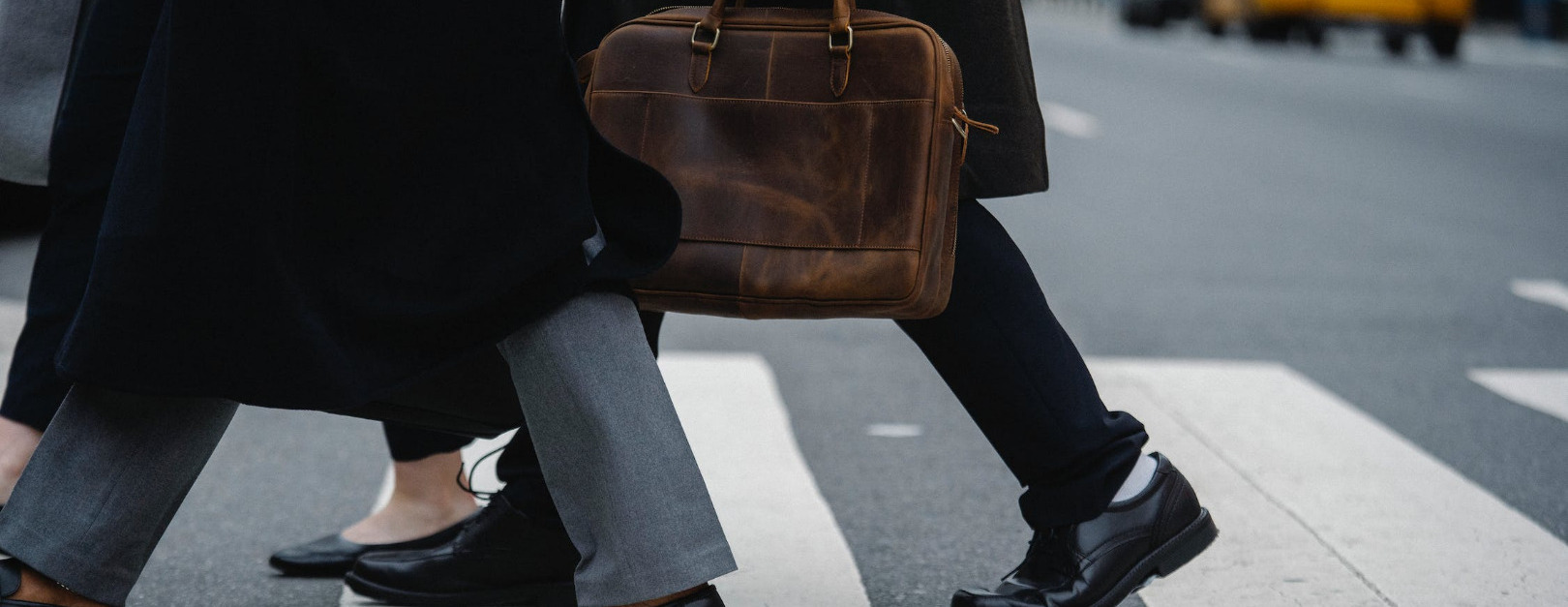 Photo de personnes marchant sur un passage piéton pour illustrer le service Valet Drive transports professionnels