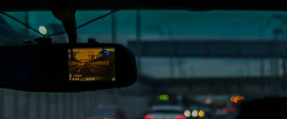 Image de l'intérieur d'une voiture avec vue sur la route pour illustrer le service Valet Drive de trajets quotidiens